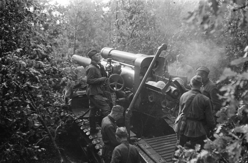 Расчет советской 203-мм гаубицы Б-4 ведет огонь на окраине Воронежа. Июль 1942 г. 