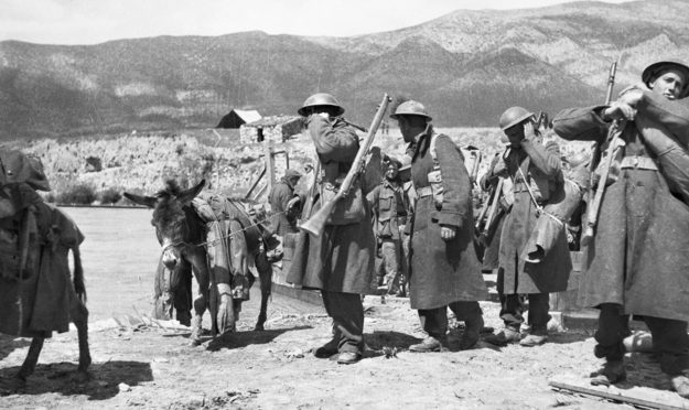 Австралийский батальон во время отступления из северной Греции. Апрель 1941 г.
