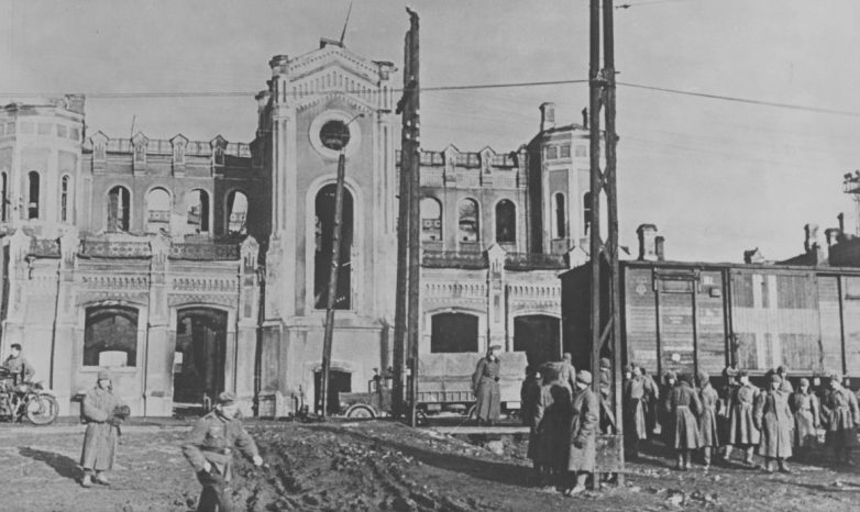 Советские военнопленные у здания вокзала. Октябрь 1941 г. 