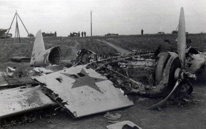 Сбитый советский бомбардировщик СБ 2М-100А. Июль 1941 г.