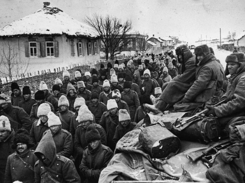 Колонна румынских солдат, захваченных в плен под Сталинградом. 1942 г.