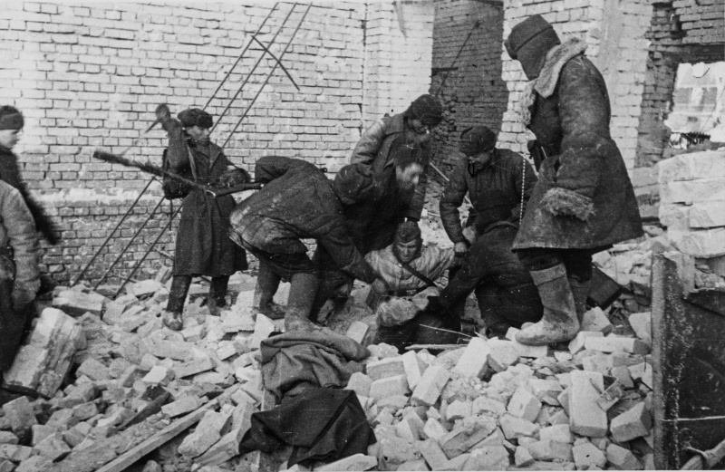 Красноармейцы вытаскивают немецкого солдата из подвала разрушенного дома в Сталинграде. 1943 г. 