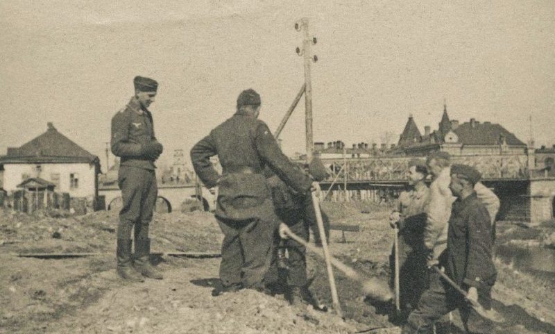 Немецкие солдаты обустраивают позицию для зенитного орудия. Октябрь 1941 г.