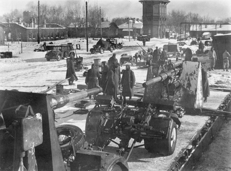 Немецкие 88-мм зенитные орудия на железнодорожной платформе в Ржеве. Февраль 1942 г. 
