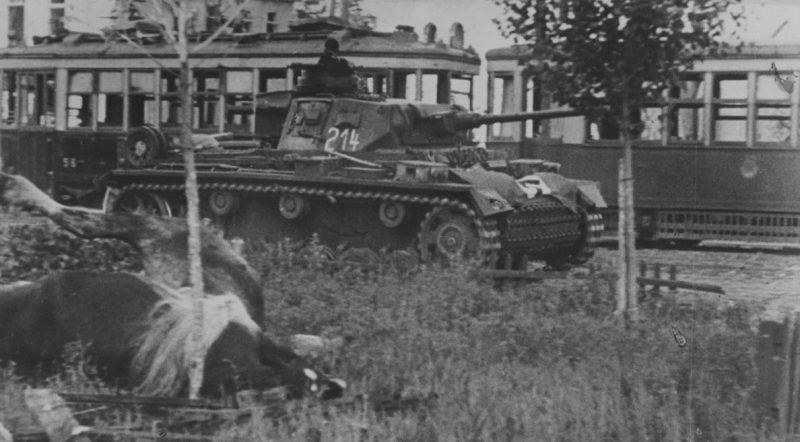 Немецкий танк на улице 20-летия Октября. Июль 1942 г. 