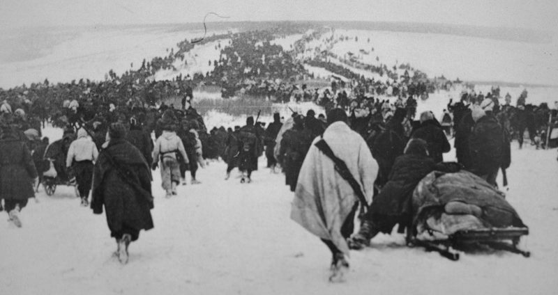 Колонны отступающих итальянских войск под Сталинградом. 1943 г. 