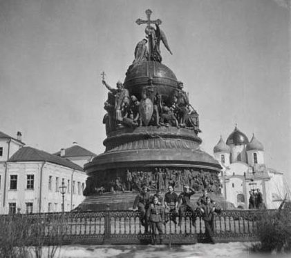 Оккупанты позируют на фоне памятника Тысячелетию России. 1941 г.