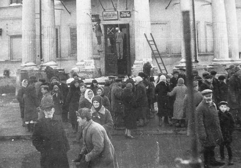 Тела подпольщиков, повешенных у входа в здание на площади К. Маркса. Ноябрь 1941 г. 