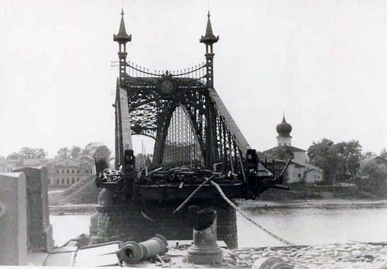 Взорванный мост Красной Армией в Пскове. Июль 1941 г.