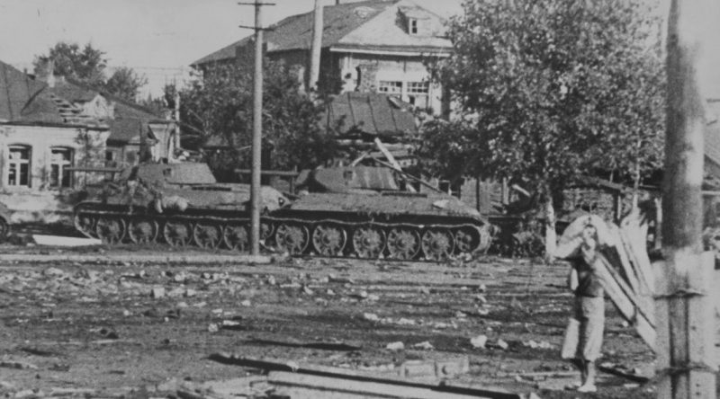 Советские танки Т-34, подбитые на улице Кольцовской. Июль 1942 г. 