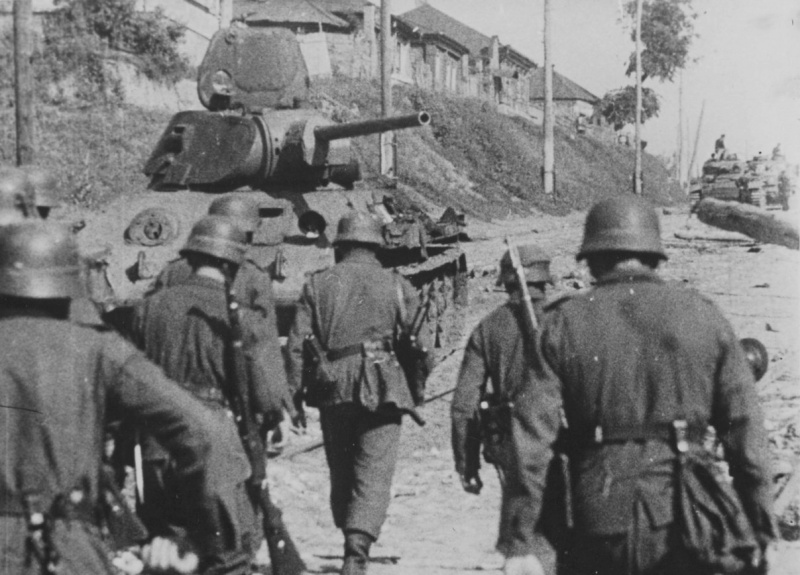 Немецкие солдаты на улице 20-летия Октября. Июль 1942 г. 