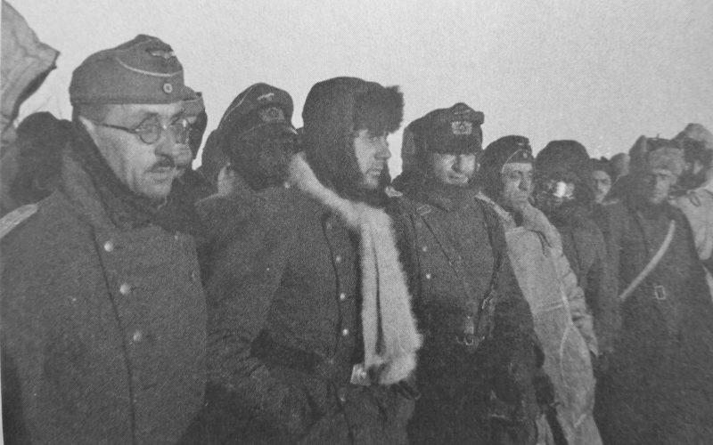 Пленные немецкие офицеры под Сталинградом. 1943 г. 
