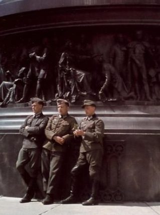 Оккупанты позируют на фоне памятника Тысячелетию России. 1941 г.