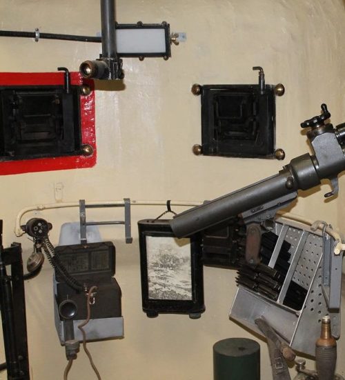 Бронеколокол изнутри с установленным 50-мм гранатометом.