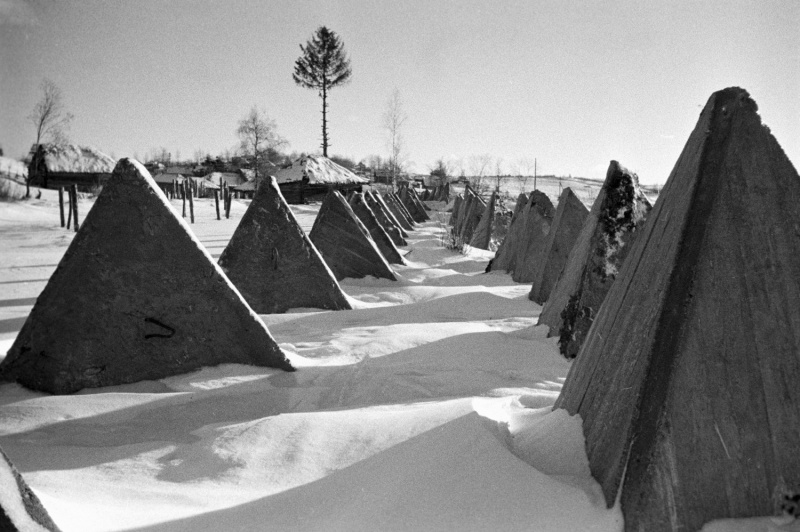 Советские противотанковые заграждения под Новгородом. 1941 г.