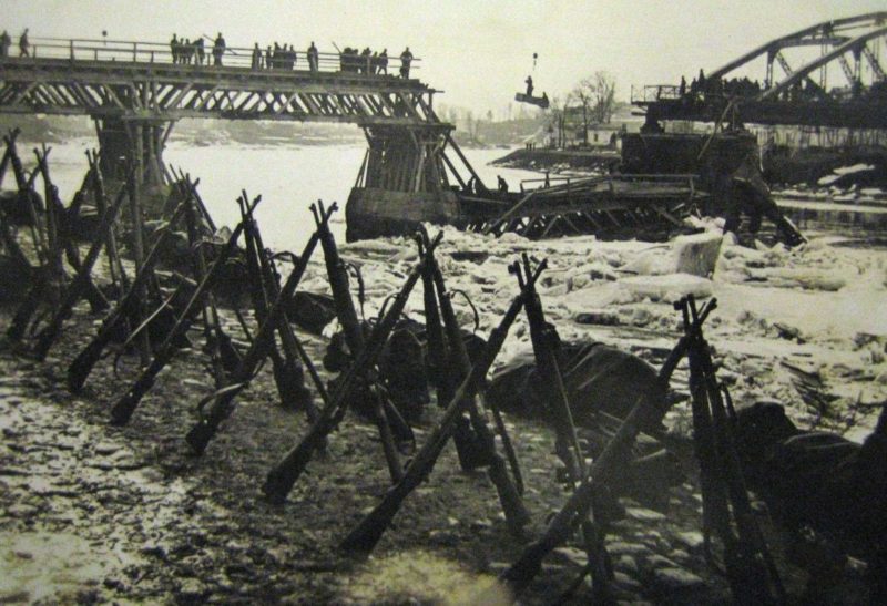 Старый арочный мост через Волгу, взорванный в октябре 1941 года при отступлении Красной Армии. Март 1942 г.