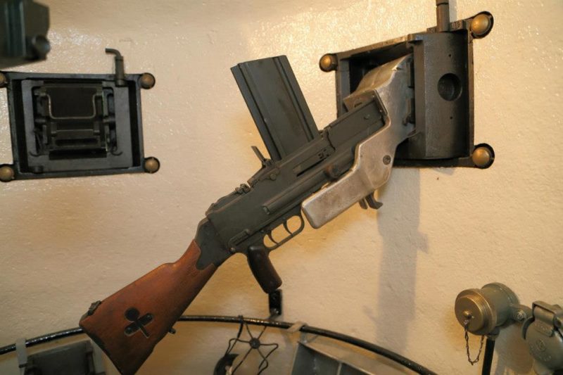 Бронеколокол изнутри с установленным ручным пулеметом.