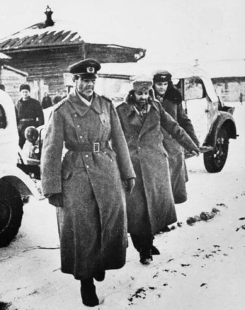 Немецкий фельдмаршал Фридрих Паулюс, страдающий кровавым поносом, генерал-майор Артур Шмидт и адъютант Паулюса полковник Вильгельм Адам после капитуляции. 31 января 1943 года.