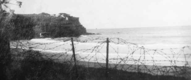 Колючая проволока на пляже Мэнли в Сиднее. 1941 г. 