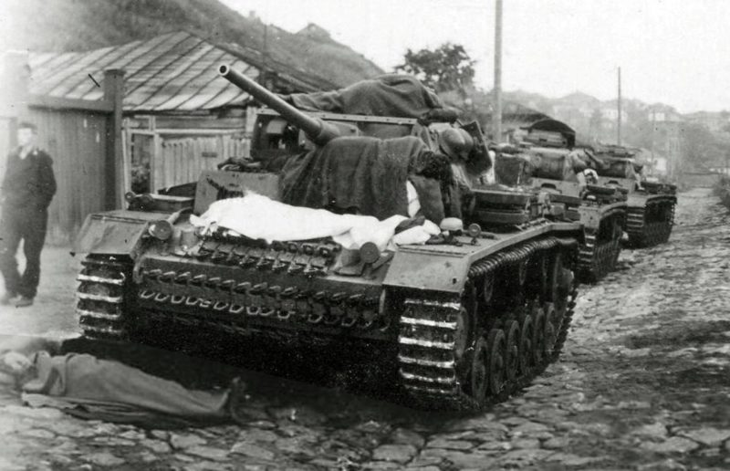 Немецкий танковый бивуак на улице Большая Стрелецкая. Июль 1942 г.