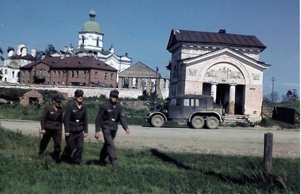 Немецкие солдаты на фоне Свято-Духова монастыря. 1942 г.