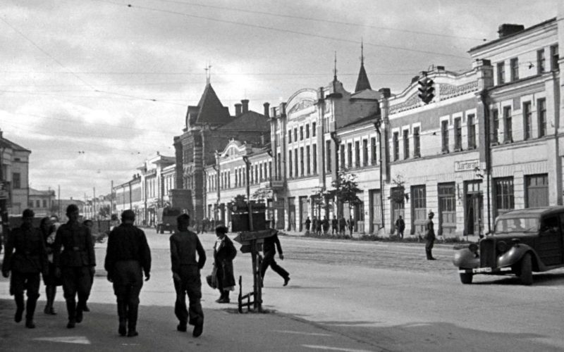 Город в оккупации. Улица Гостиная. 1941 г.