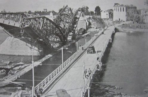 Понтонный мост у разрушенного железнодорожного. Июль 1941 г. 