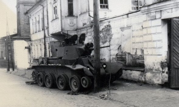 Подбитый танк БТ-7 на ул. Леона Поземского. Июль 1941 г. 