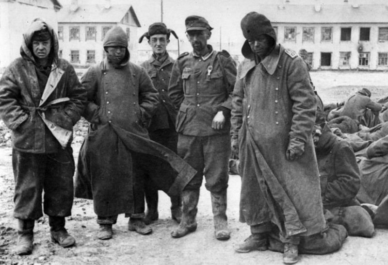 Пленные немецкие солдаты под Сталинградом. 1943 г.