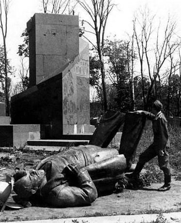 Разрушенный памятник Ленину. 1942 г.