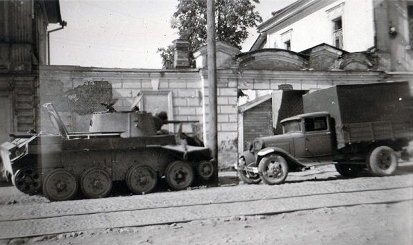 Подбитый танк БТ-7 на ул. Леона Поземского. Июль 1941 г. 