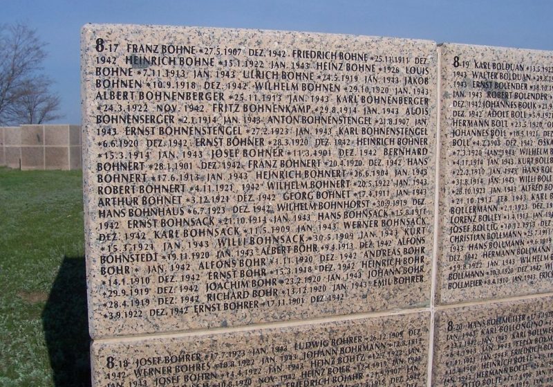 Гранитные кубы с именами погибших немцев.