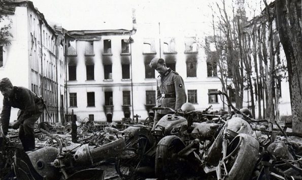 Разбомбленный мотоциклетный полк. Июль 1941 г.