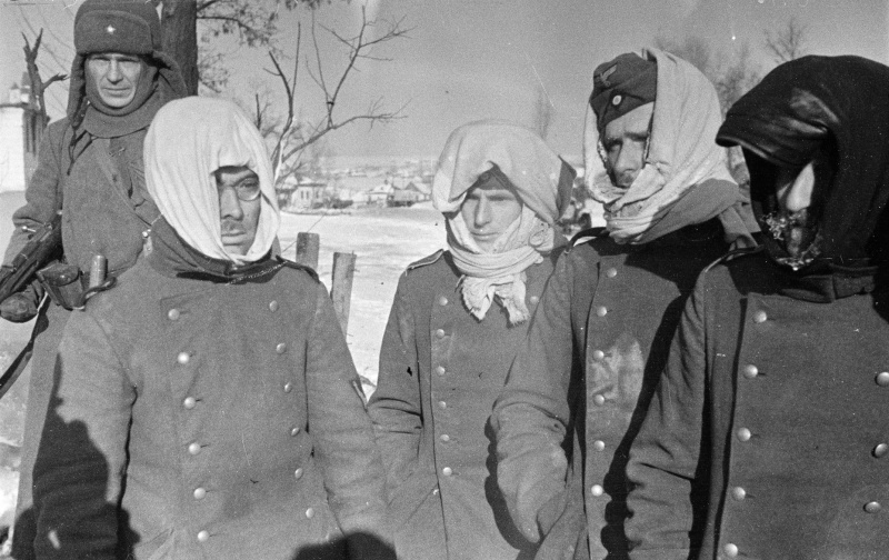 Пленные немецкие солдаты под Сталинградом. 1943 г. 