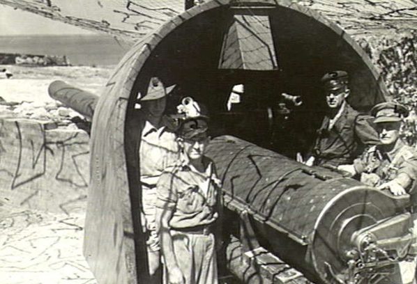Орудия береговой батареи Leighton. 18 февраля 1942 г. 