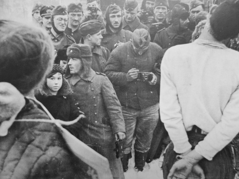 Немецкие солдаты фотографируют казненных советских партизан. Январь 1942 г. 