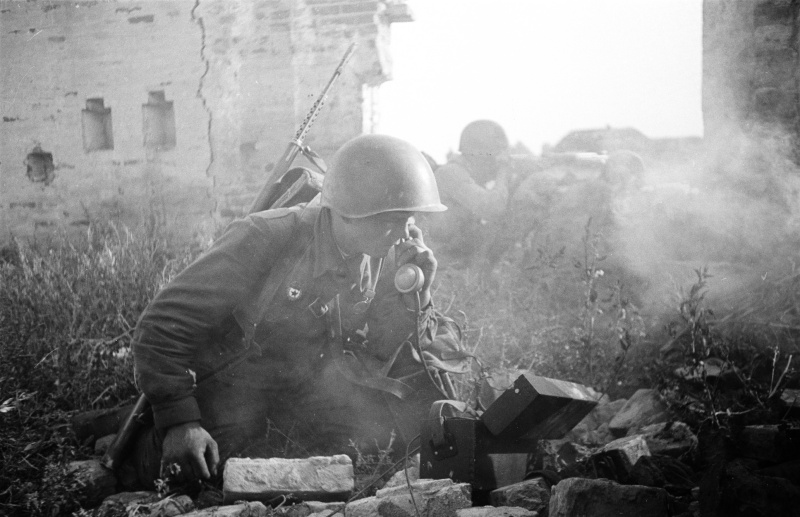 Советский связист у полевого телефона во время уличных боев. Август 1942 г. 