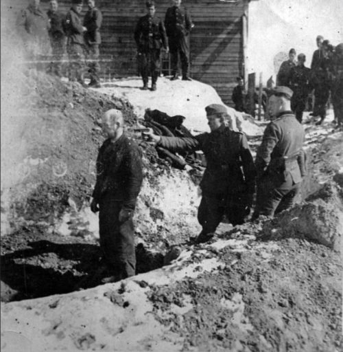 Немцы расстреливают военнопленных. Январь 1942 г.