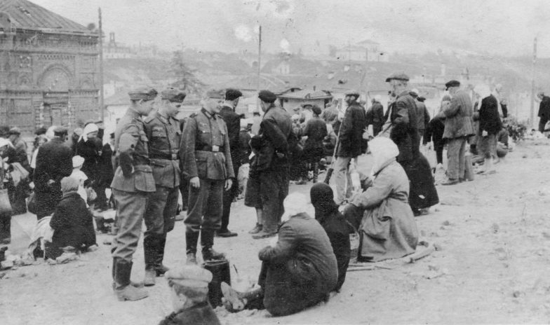 Немецкие солдаты на рынке в оккупированном Ржеве. Лето 1942 г.
