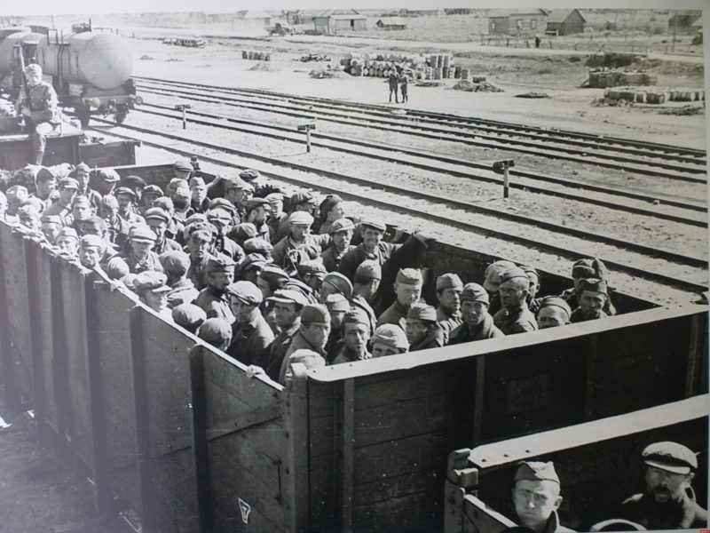 Перевозка военнопленных в концлагерь. Июль 1941 г.