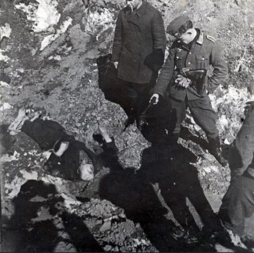 Немцы расстреливают военнопленных. Январь 1942 г.