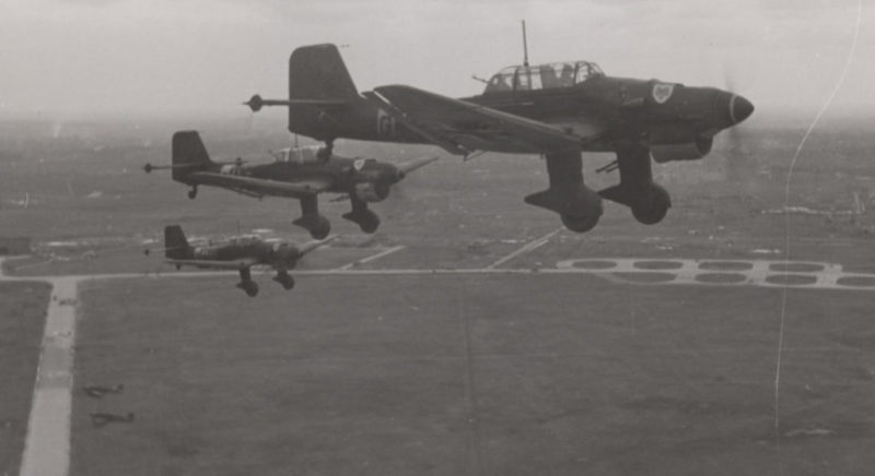 Бомбардировщики Junkers Ju 87 над аэродромом Ржев. Лето 1942 г.