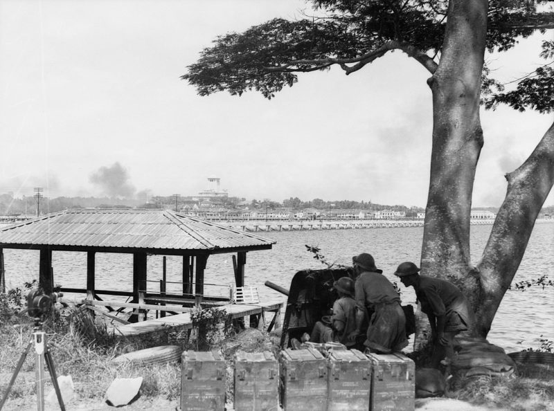 Австралийские артиллеристы у Козуэй Джохор. Февраль 1942 г.
