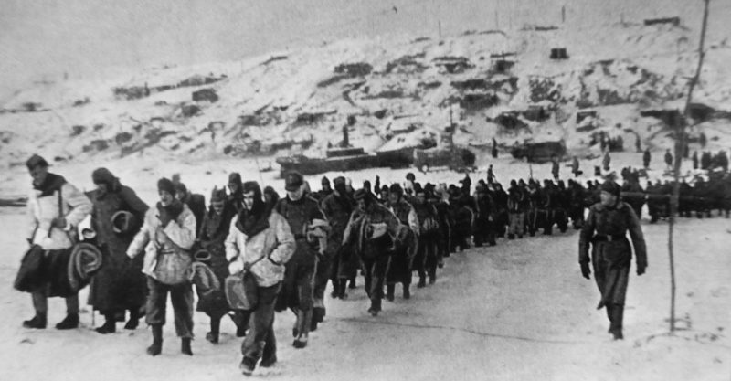 Колонна немецких военнопленных, сдавшихся в плен в Сталинграде. 1943 г. 