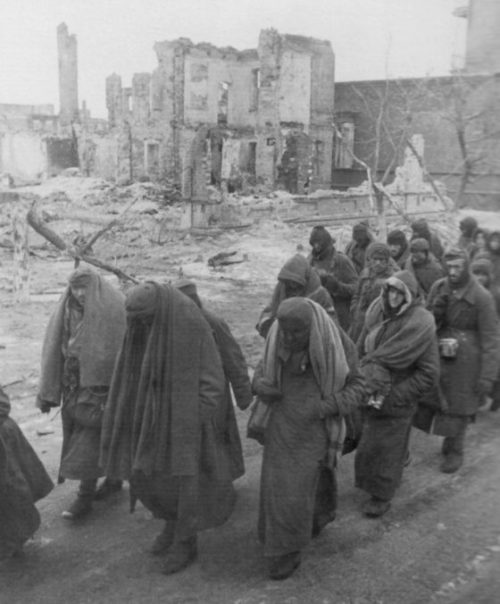 Колонна немецких военнопленных, сдавшихся в плен в Сталинграде. 1943 г.