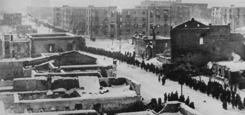 Колонна немецких военнопленных идет по улице Сталинграда. 1943 г.