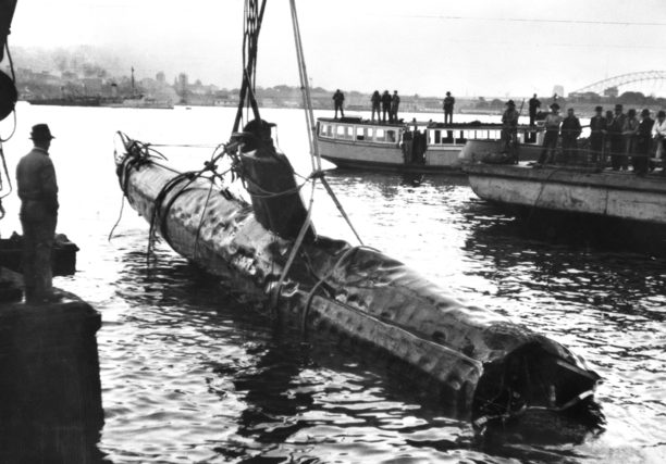 Малая японская подлодка, затонувшая в гавани Сиднея во время атаки порта. 1 июня 1942 года.