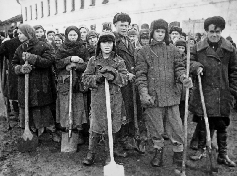 Местные жители, направленные на расчистку улиц. Март 1942 г. 