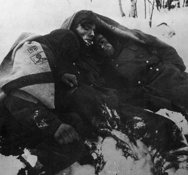 Замерзшие немецкие солдаты в снежном укрытии в Сталинграде. 1943 г. 