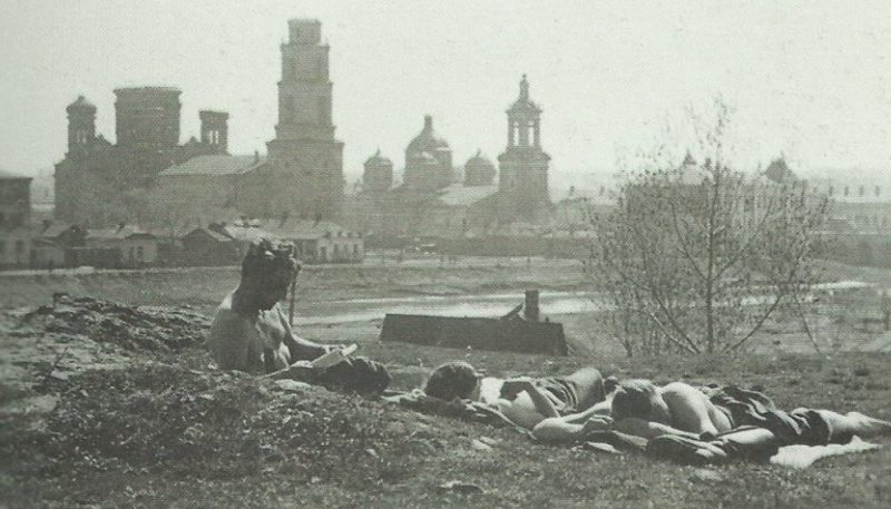 Немецкие солдаты на берегу реки. Май 1942 г.